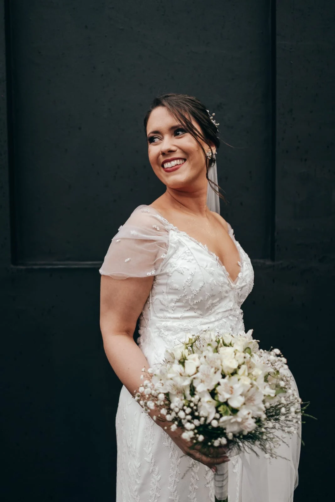 Novia con vestido de cola larga en el atelier de Florencia Bentos